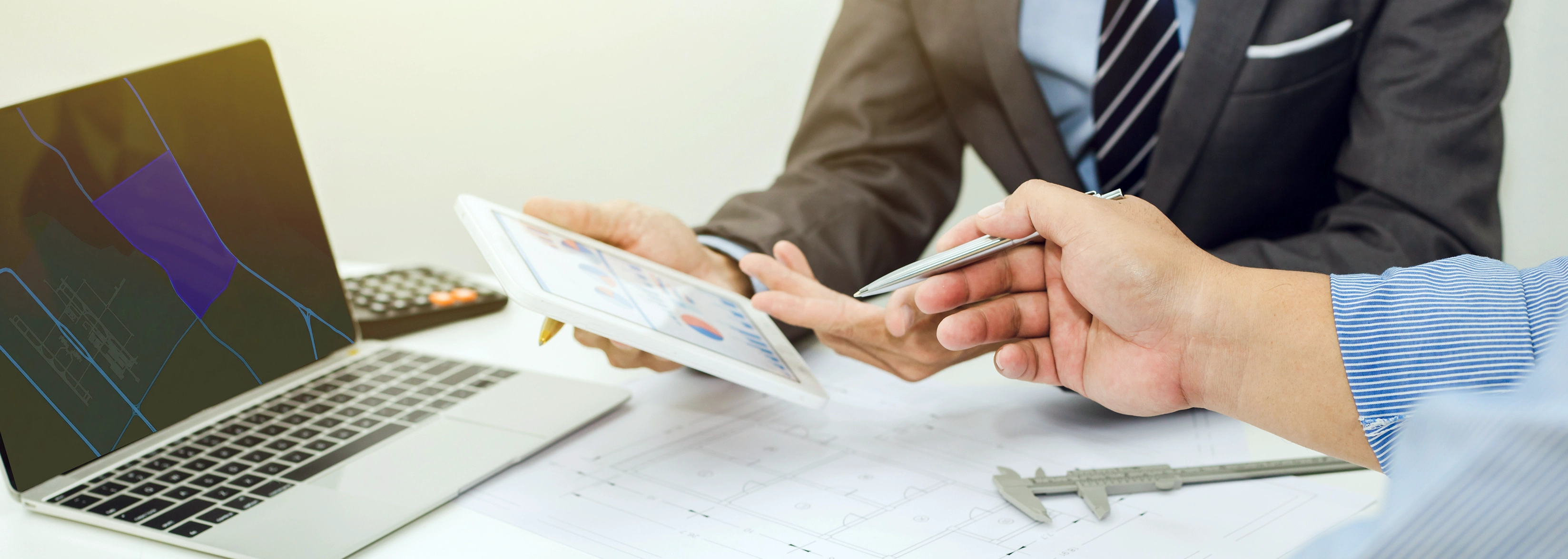 مهندسون يراجعون الخرائط الجيومكانية ومخططات المشروع