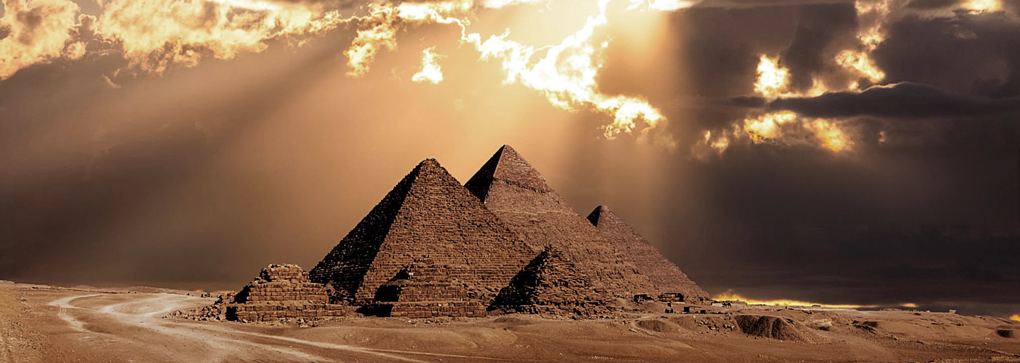 أهرامات الجيزة تحت سماء الغروب